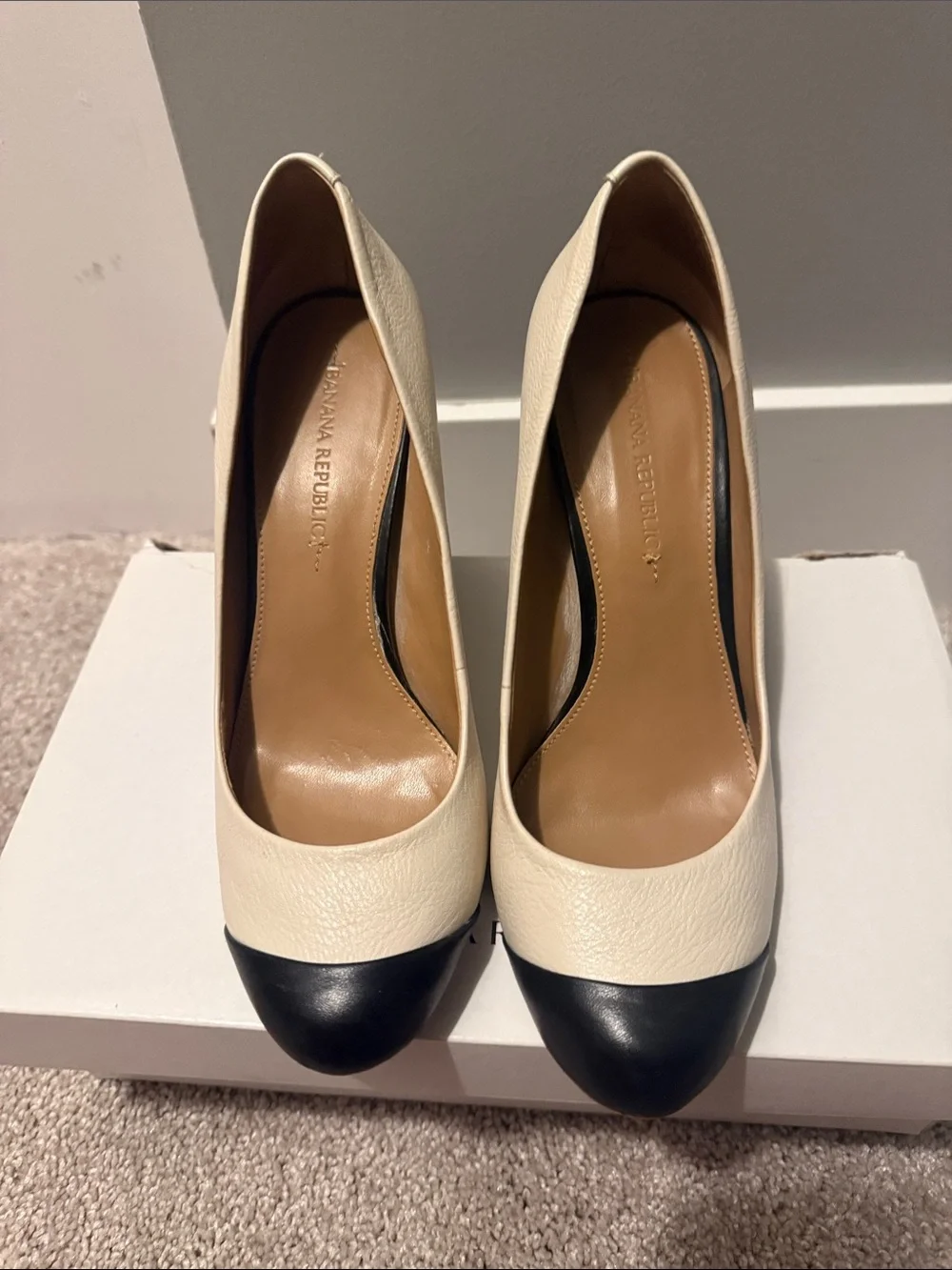 Banana Republic Cream and Black Two-Tone Leather Pumps